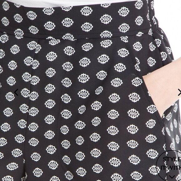 Max Studio Womens Shorts Size Small Black and White Pockets Contrasting Hem NWOT - Picture 3 of 10